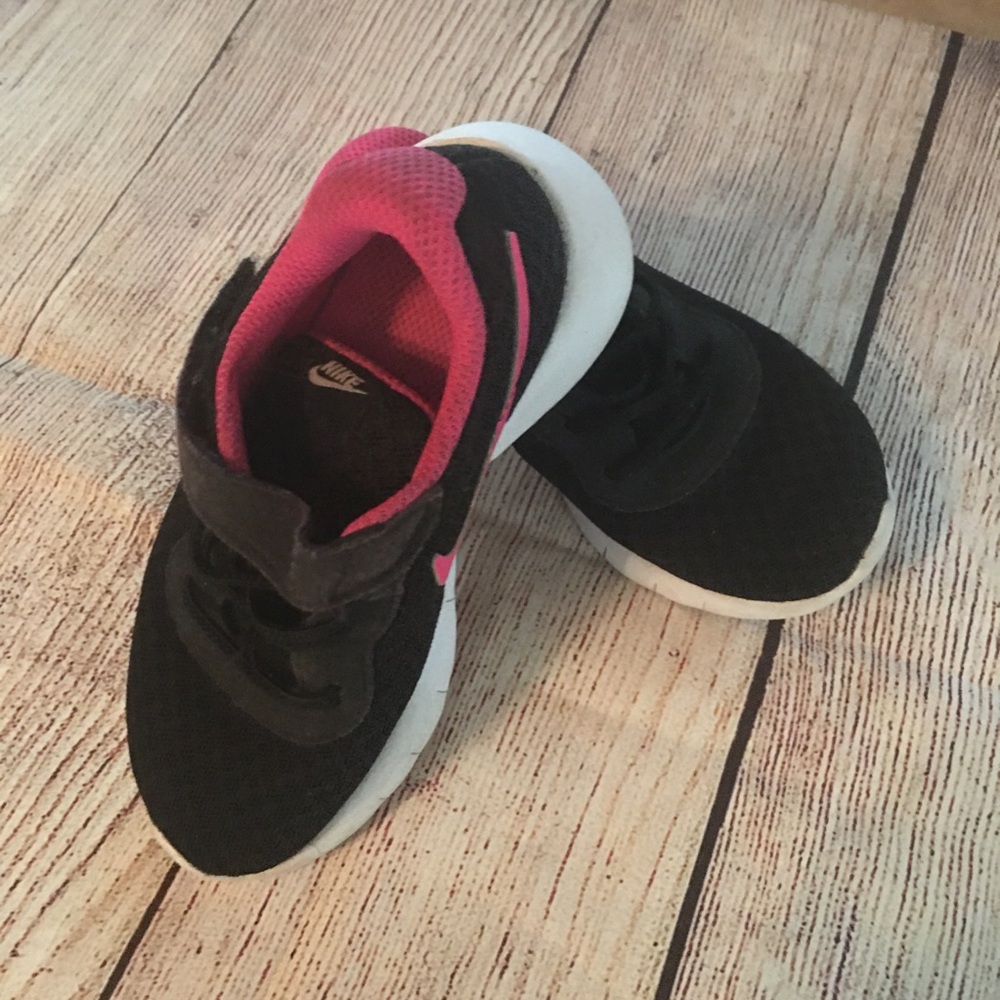 Nike girls sneakers black & pink 👟